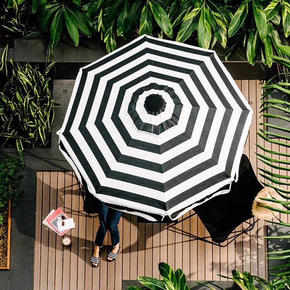 Upgrade your outdoor space with the stylish 1.9m Go Large umbrella from Basil Bangs. Designed for smaller areas, this lightweight and weather-resistant umbrella provides both shade and style.