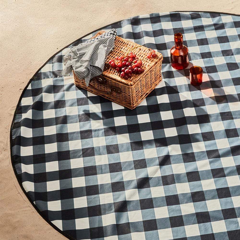 Enjoy picnics, beach trips, and family outings with ease thanks to the Basil Bangs Love Rug. Made with water-repellent outdoor fabric and a padded underside, it's both comfortable and practical.