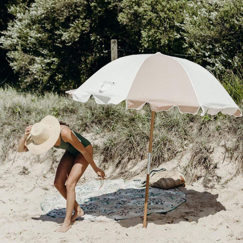 Stay stylish and protected from the sun with the Weekend Umbrella by Basil Bangs - perfect for any outdoor adventure!