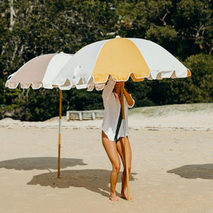 Stay stylish and protected from the elements with the Weekend Umbrella by Basil Bangs, designed for those who like to travel light.